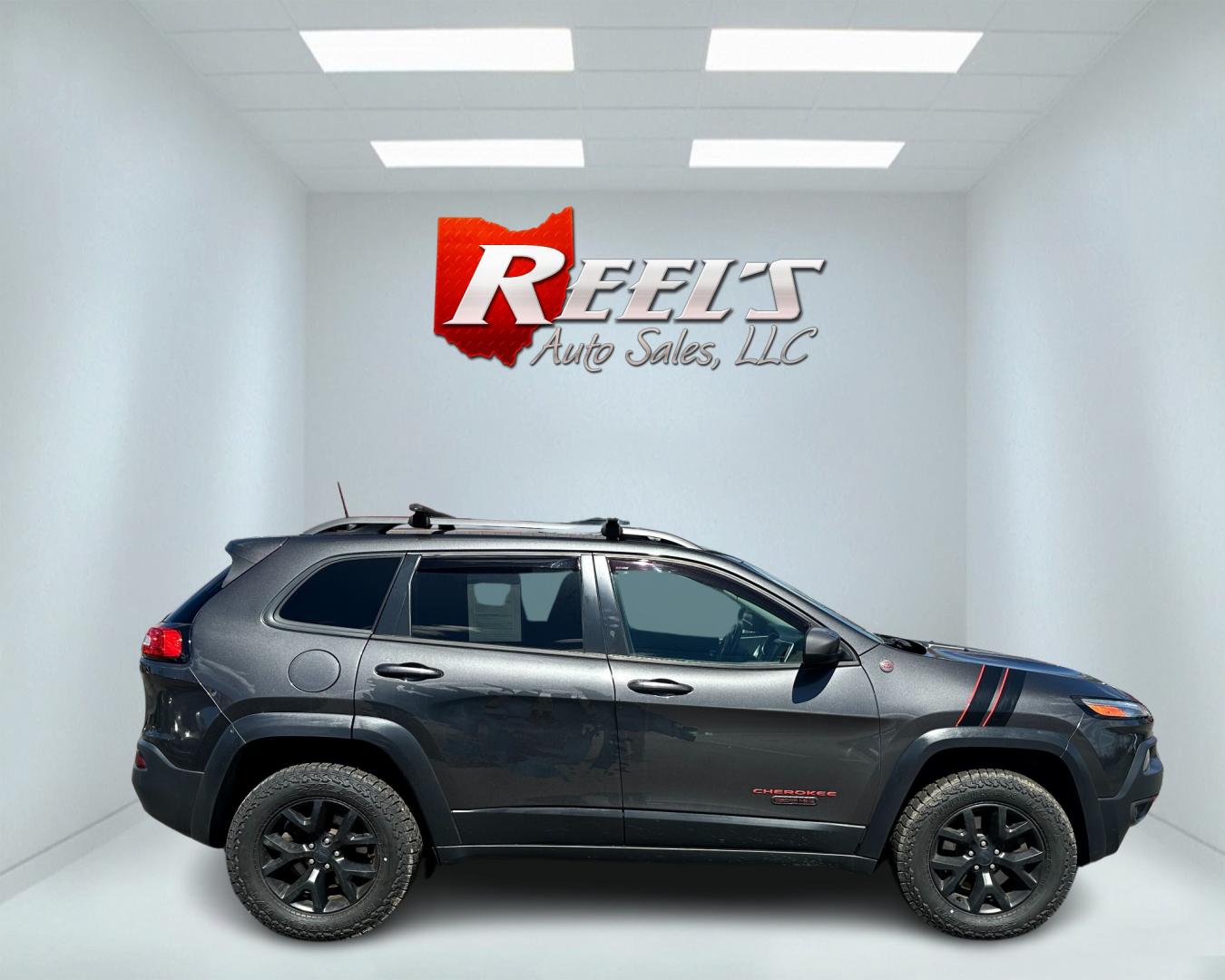 2017 Gray /Black Jeep Cherokee Trailhawk 4WD (1C4PJMBSXHW) with an 3.2L V6 DOHC 24V engine, 9A transmission, located at 547 E. Main St., Orwell, OH, 44076, (440) 437-5893, 41.535435, -80.847855 - Photo#3